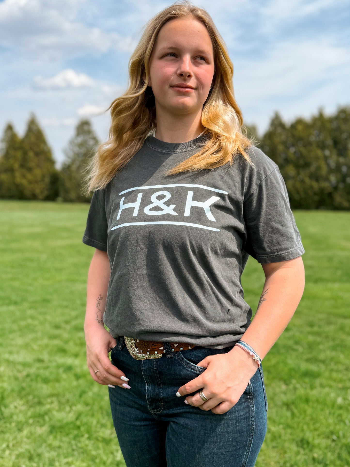 HK Branded Horseshoe Tee (Pepper)
