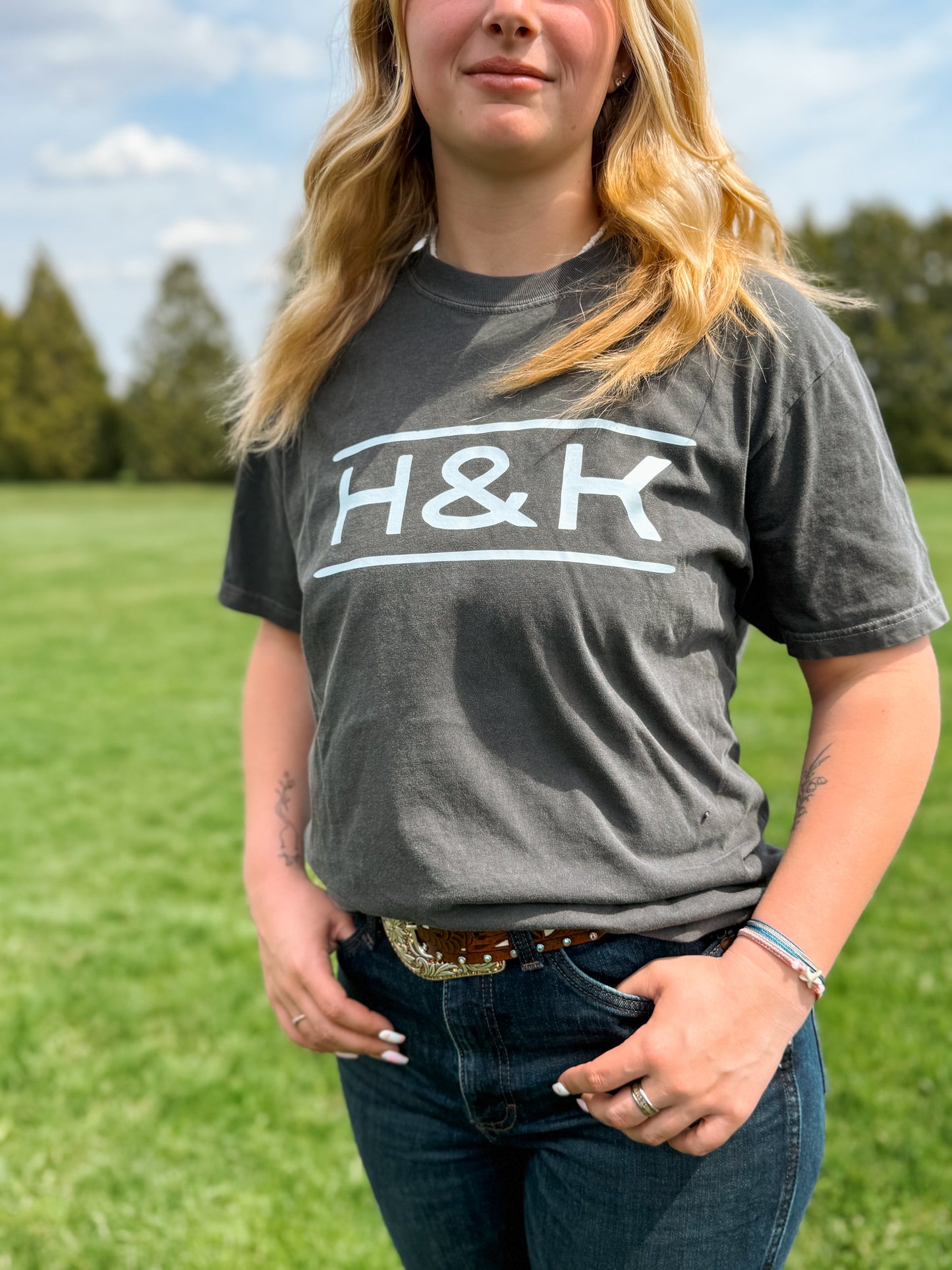 HK Branded Horseshoe Tee (Pepper)
